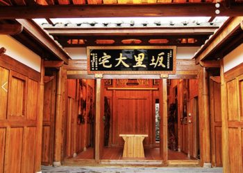 不只戰地風光 古厝及藍眼淚更吸睛